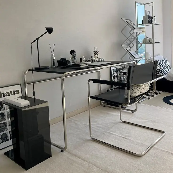 Escritorio lacio en negro minimalista diseño tu trabajo