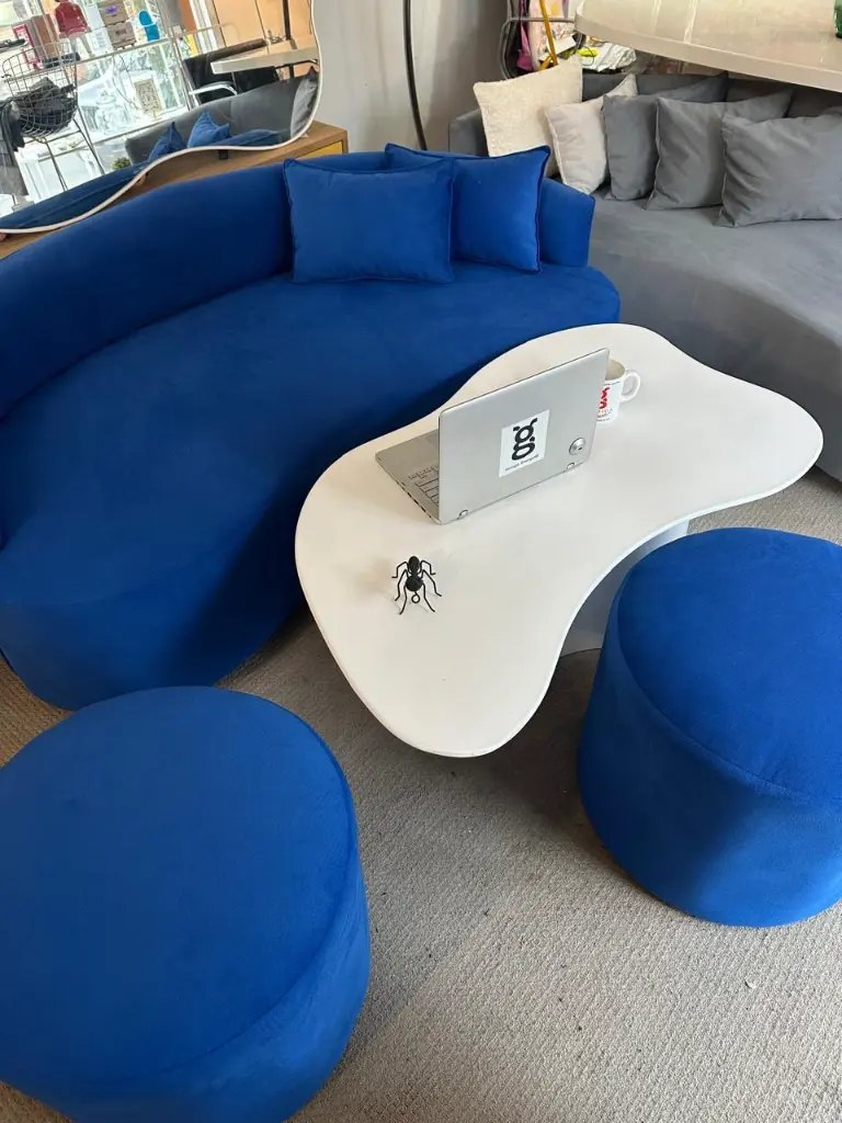 sofa-sillon-diseño-organico-curvo-azul-pana