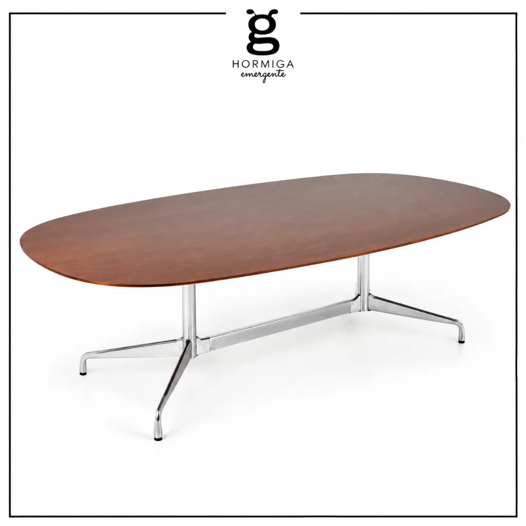 Mesa oval de madera con base cromada.webp
