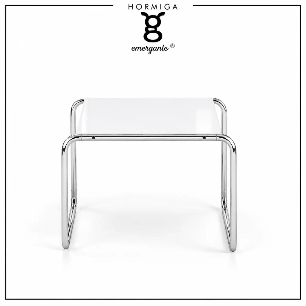 Mesa auxiliar minimalista con marco cromado.webp