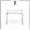 Mesa auxiliar minimalista con marco cromado.webp